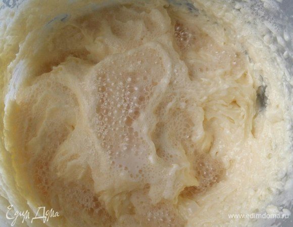 Погасим соду уксусом и выльем в тесто. Размешаем.