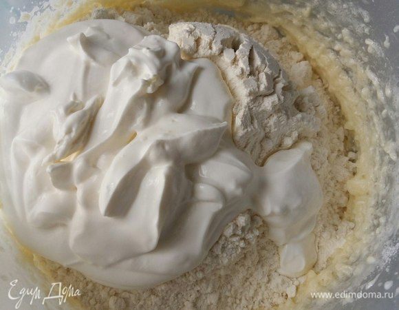 Добавим сметану, любой жирности, муку и все вымешаем миксером.