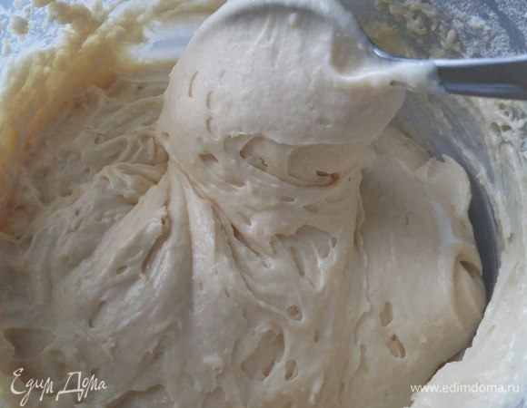Должно получиться вот такое тесто, не густое и не жидкое.