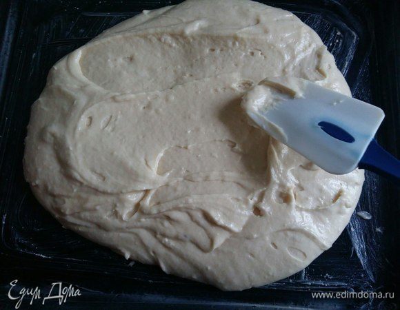 Возьмем противень, который идет к духовке (у меня 30 на 35 см). Смажем сливочным маслом либо маргарином дно и стенки противня. И выльем наше тесто. Лопаточкой разровняем по всей поверхности. И отправим в нагретую до 200°С духовку на 15 минут. 