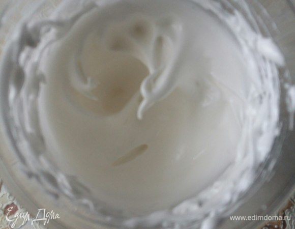 Пока тесто в духовке, сделаем безе и подготовим ягоды. Для безе нужно взбить белки с сахарной пудрой до устойчивых пиков.
