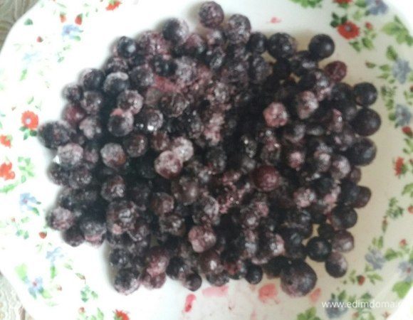 Ягоды достанем из морозилки. Мне потребовалось 200 г, вы можете положить больше, кому как нравится. Все на собственный вкус и имеющееся количество:)
