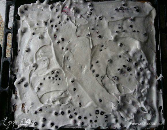 Поверх ягод выкладываем безе. И вновь отправляем в духовку на 10 минут.