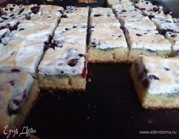 Вот какое количество получается. Ждем пока пирог немного остынет (15–20 минут) и нарезаем на маленькие квадратики, ромбики или кому как нравится. 