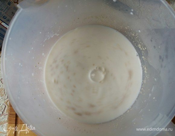 Смешаем теплое молоко, сахар, дрожжи и оставим минут на 15.