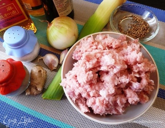 Подготовим продукты. Свинину прокрутим на мясорубке. У меня чисто свиной фарш. Лук, чеснок, имбирь почистим и измельчим. Кориандр разомнем пестиком.