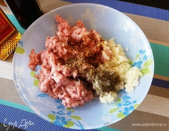 Смешаем свиной фарш, измельченные лук, чеснок и имбирь (я все измельчила в блендере). Добавим кунжутное масло, соевый соус, соль, перец, измельченный кориандр.