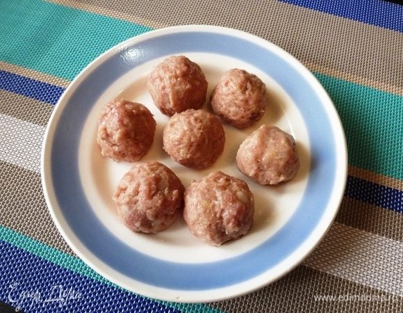 Хорошо перемешаем и отобьем фарш. Сформируем небольшие фрикадельки и отправим в холодильник на 40 минут.