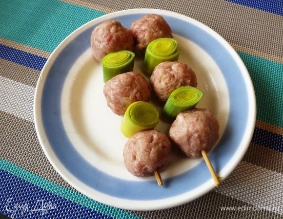На деревянные шпажки нанижем поочередно мясные фрикадельки и кусочки порея. Длина шпажек ориентируется на размер сковороды. Мне пришлось шпажки обрезать.