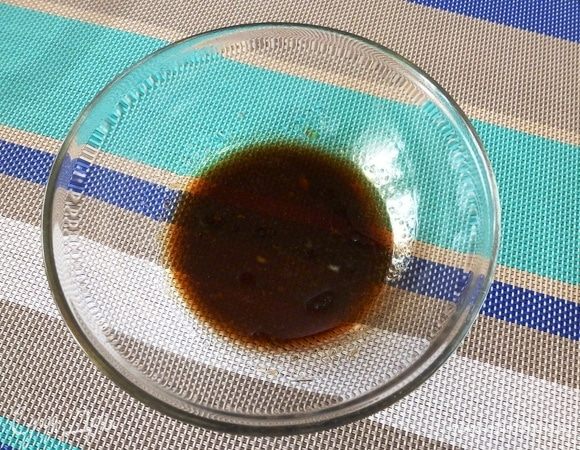 Готовим соус из соевого соуса и мирина,  добавим кунжутного масла. Этим соусом нужно поливать шашлычки каждые 2-3 минуты.
