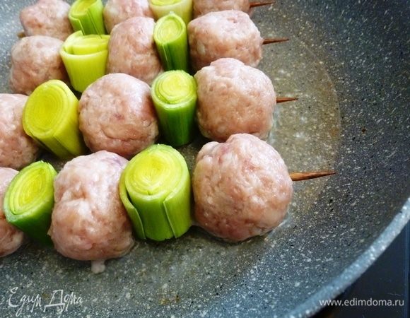 Отправляем на разогретую сковороду с маслом шашлычки из фрикаделек с пореем.