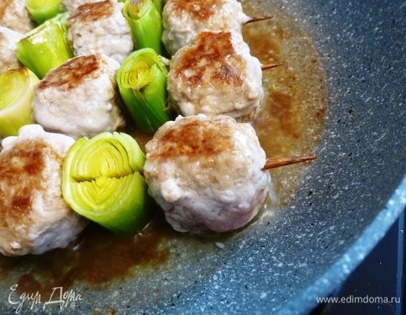 Обжариваем по 5 минут с каждой стороны, поливая каждые 2-3 минуты приготовленным соусом.