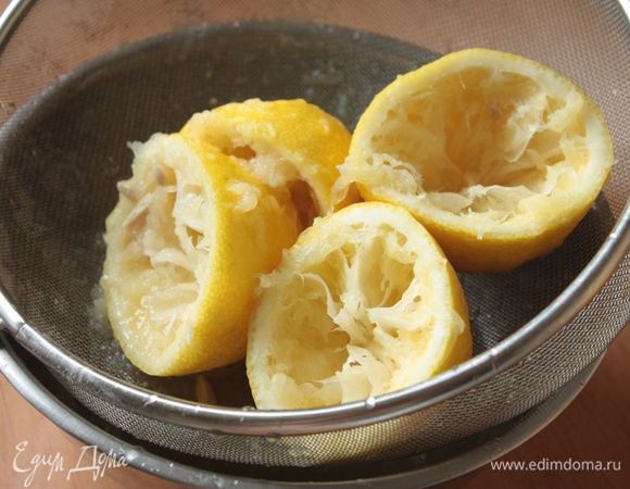 Выжмите лимонный сок, смешайте его с сахаром по вкусу (мы любим покислее, поэтому я добавляю номинальные 100 г сахара) и добавьте охлажденную воду. Перемешайте до однородности.