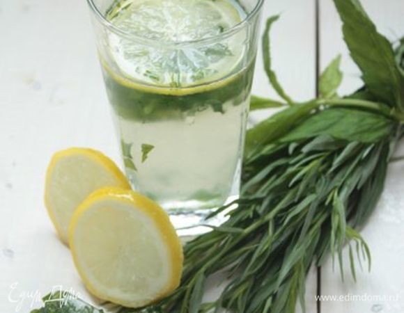 Перелейте лимонад в кувшин и охладите. За 10 минут до подачи обязательно добавьте в лимонад охлажденные дольки лимона и травяной лед. Если я подаю лимонад порционно, то я кладу в каждый стакан 3-4 кубика льда и дольку лимона, а затем доливаю лимонад. И дальше только наслаждаться и слушать комплименты гостей! :)