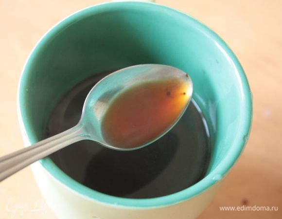 Для начала нужно сварить очень крепкий кофе, почти эспрессо. Я добавила немного сахара, чтобы вкус был более сбалансированным.