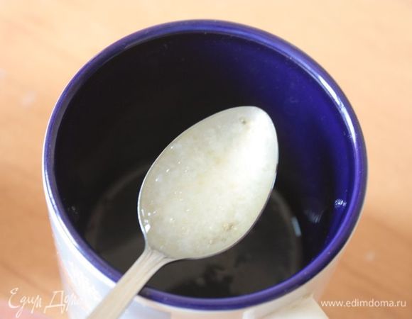 Залейте желатин холодной водой и дайте ему набухнуть (время набухания и пропорции соединения с водой зависят от желатина, я обычно оставляю набухать его минут 15-20). 