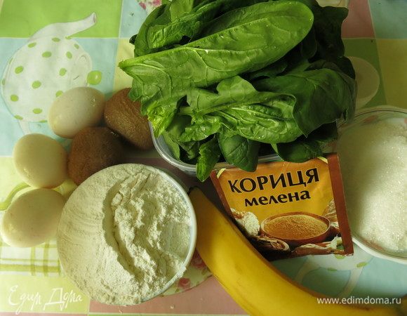 Подготовим компоненты. Пропорции основы взяла у А. Рудькова. Заменила ананас на киви и шпинат, украшение — ягоды.