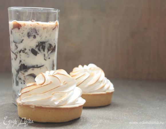 Достаньте застывшее желе из холодильника и с помощью ложки разделите его на крупные кусочки. После чего залейте охлажденным молоком и сразу подавайте к столу. 