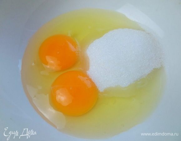 В яйца всыпать сахар. Я взяла чуть меньше — 70 г.
