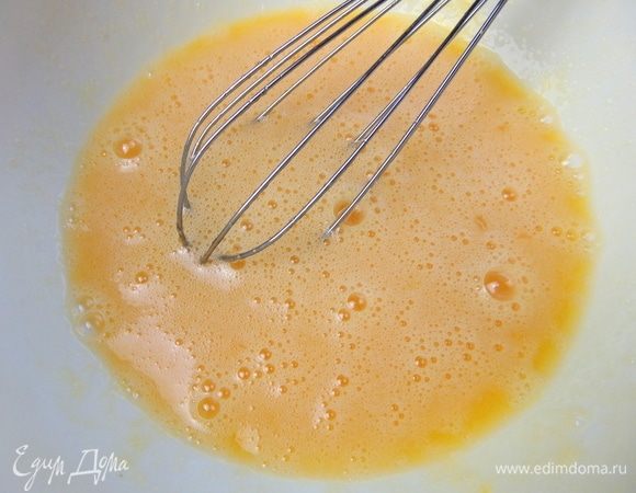 Взбивать минуту венчиком.