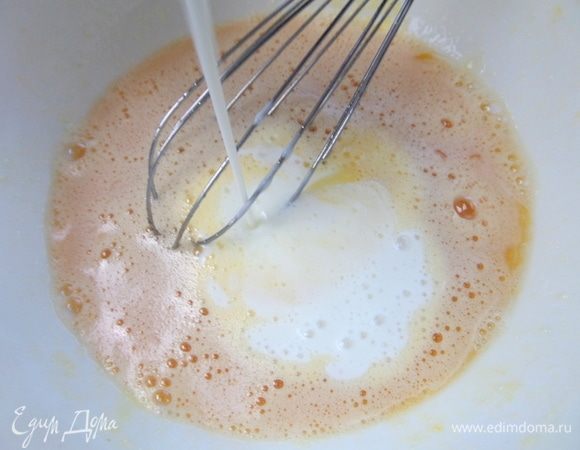 Влить молоко или йогурт. У меня кефир, разбавленный ложкой молока, был густой. У Полины молоко и йогурт вместе.