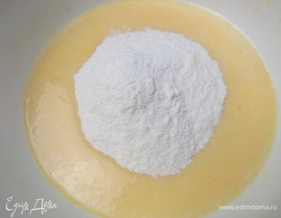 Всыпать в яичный.