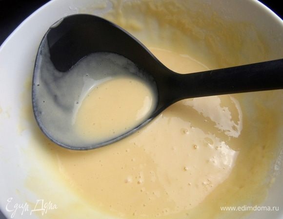 Отмерить половником норму теста.