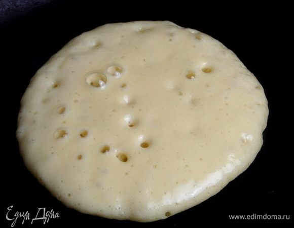 Раскалить сковороду, слегка провести кисточкой с маслом по необходимости и налить в центр тесто.