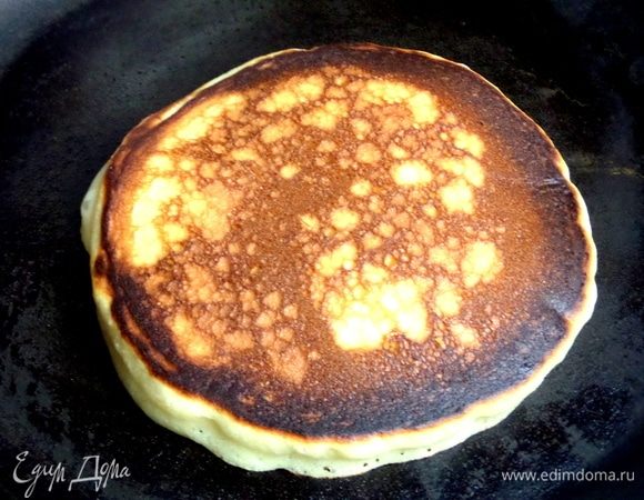 Когда появятся пузырьки, перевернуть тонкой лопаткой. Когда будет готов снизу —осторожно перенести на тарелку.