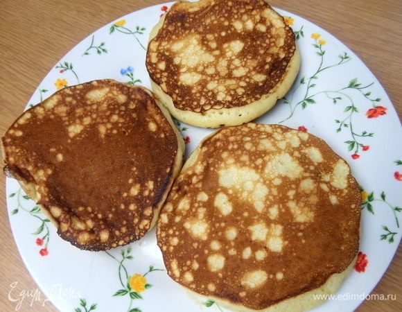 Блинки очень нежные, их легко повредить, а нам нужна одинаковая форма для сбора в сэндвич.