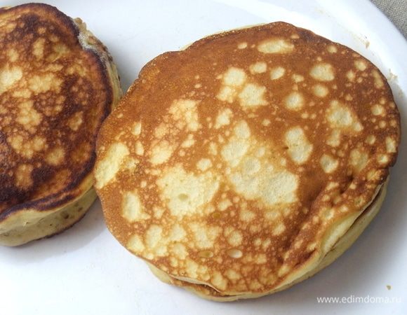 Каждую начинку прижать пустым блином. Можно зафиксировать прозрачной пленкой.