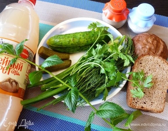 Подготовим продукты. Зелень хорошо помоем и промокнем от влаги. 