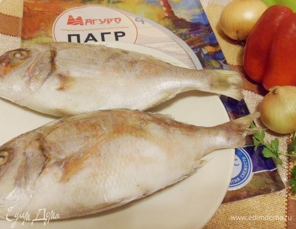 Рыбу вымыть, обрезать плавники, выпотрошить. Очистить и удалить все косточки.