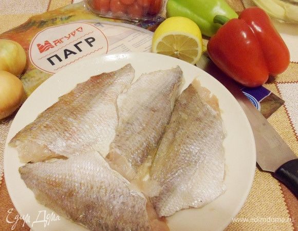 Филе пагра вымыть и тщательно обсушить. Выложить филе на тарелку. Полить филе пагра соком, выжатым из половинки лимона. Поставить в холодильник на один час.