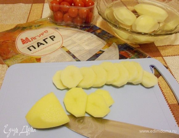 Помытую и очищенную картошку нарезать кружками толщиной около 5 мм. Чтобы картошка не потемнела, залить кружки холодной водой.