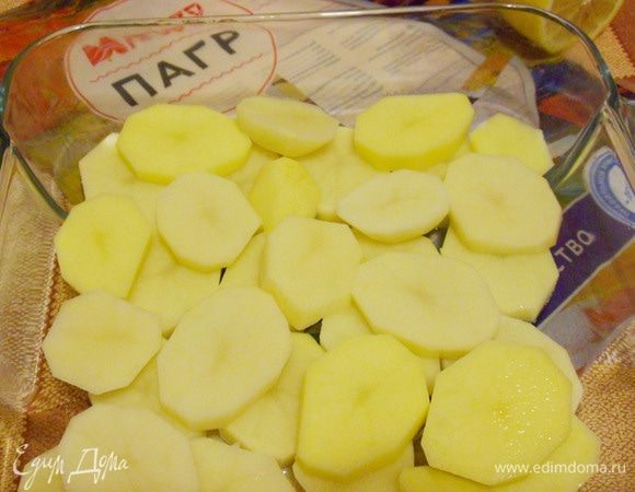 Смазать подсолнечным маслом глубокую форму для запекания. Тщательно обсушенную картошку уложить на противне.