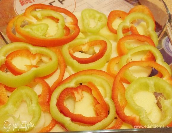 Поверх картошки разложить кольца перцев.