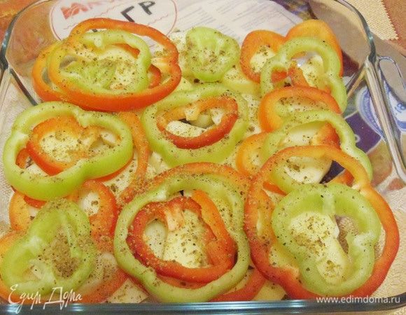 Затем посыпать перцем и измельченным овощным бульонным кубиком.