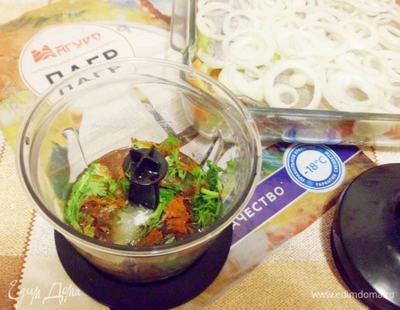 Заправка: очистить чеснок, мелко нарезать и положить в измельчитель. Добавить паприку, красный молотый перец, майоран, подсолнечное масло и белое сухое вино.