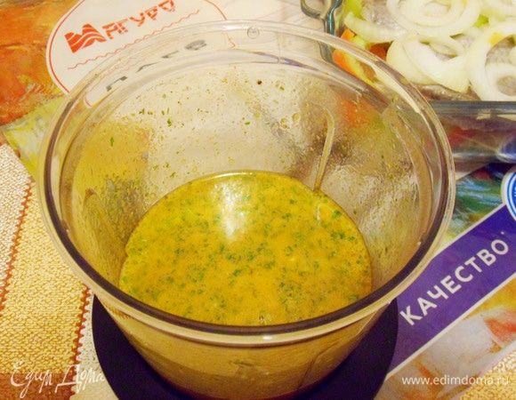 Добавить соль, перец и взбить до состояния эмульсии.