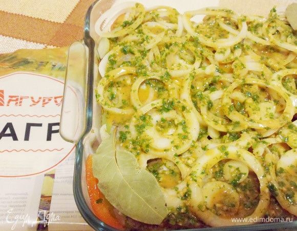 Полить заправкой филе пагра, распределяя приправу по всей поверхности. Сверху положить лавровые листы.Выпекать блюдо в предварительно разогретой до 200°С духовке на самом нижнем уровне. Это нужно для того, чтобы картошка нагревалась сильнее. Периодически открывать духовку и поливать рыбу соусом.