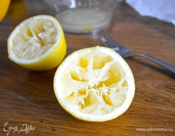 Выжать из сока лимон (если нет соковыжималки — применяйте вилку и прокручивайте ее внутри половинки). Выжатый лимон нарежьте на крупные кусочки (4–6, не больше).
