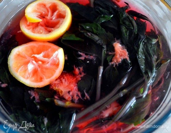 Добавить в воду с базиликом лимонный сок, клубнику и сахар, очень тщательно вымешать. Оставить на 10 минут. А вот и фокус: напиток сменит цвет с фиолетово-чернильного на малиново-розовый цвет!