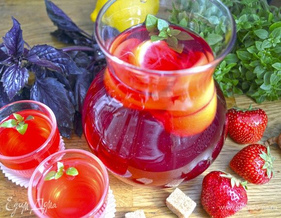 Напиток процедить, вернуть в него лимон, украсить листиками зеленого базилика и можно наслаждаться в горячем и холодном виде!