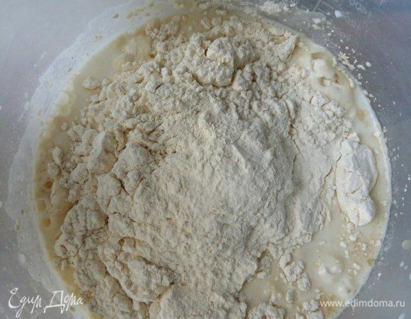 По истечении времени добавляем к смеси яйца, муку.