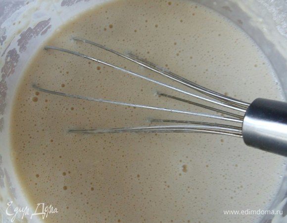 Все тщательно перемешаем. Тесто не густое и не совсем жидкое. Оставим его постоять минут на 20. После добавим растительное масло струйкой, пока оно не покажется на поверхности. Перемешаем. Тесто готово. 