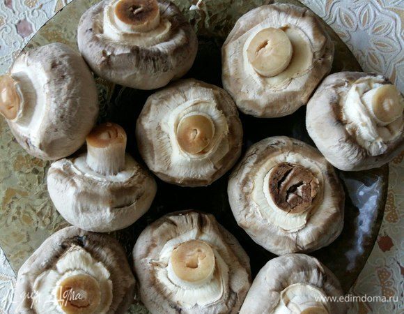 В это время сделаем начинку. Любую, мы вот такую. Берем шампиньоны, либо вешенки, чистим.