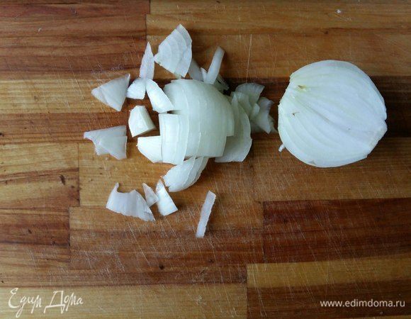 Также режем и репчатый лук.