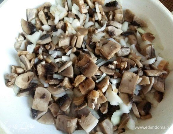 Обжариваем на сковороде до готовности. Минут 7–10. Начинка готова.