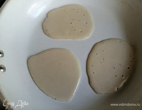 На сухую сковороду льем тесто, примерно 2 ст. л. У меня большая поварская ложка, ее не полную брала. Формируем кружок (стараемся). Ждем пока тесто не схватится сверху, затем снимаем со сковороды. С другой стороны жарить не нужно.
